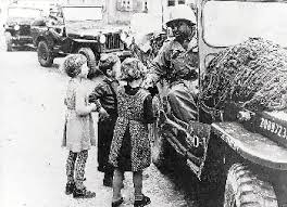 Bildresultat för amerikanische soldaten + kinder + jeep